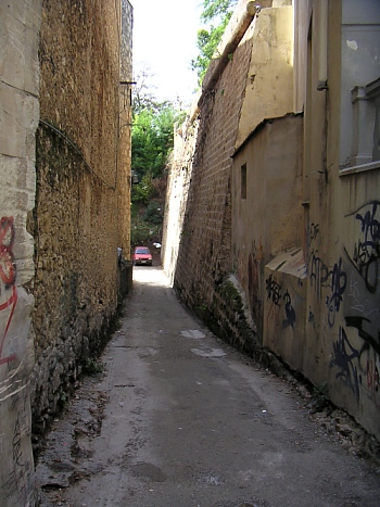 hania-alley-to-car.jpg - 105816 Bytes