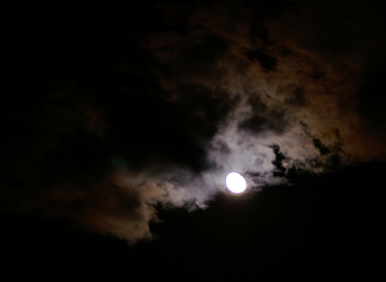 kuu-pilvi-taivas.jpg - 38950 Bytes