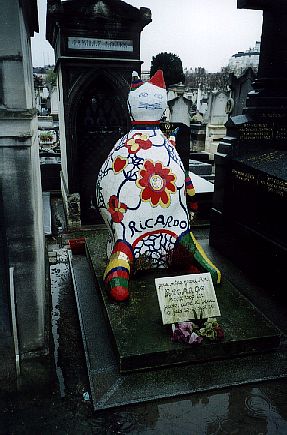 Montparnasse Cemetery and beloved Ricardo - haven't got the faintest who he is but he must haveen a nice person to meet. Found Sartre's and Beauvoire's grave, but Man Ray kept in the hiding!